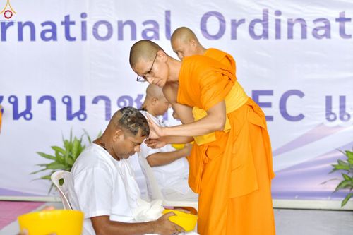 ภาพ No.230843:วันที่ 28 มิถุนายน พ.ศ. 2568 พิธีตัดปอยผมและปลงผม โครงการบวชพระนานาชาติ AEC & WAB รุ่นที่ 9 ณ วิหารคด 2 วัดพระธรรมกาย