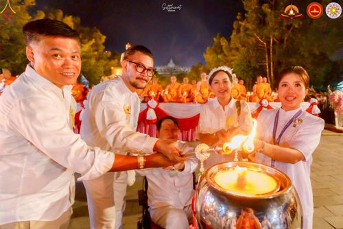 ภาพ No.224543:วันจันทร์ที่ 12 พฤษภาคม พ.ศ. 2568  ชาวพุทธในอินโดนีเซีย ร่วมฉลองวิสาขบูชาจุดประทีปกว่า 200,000 ดวง ณ พระมหาเจดีย์บรมพุทโธ  เจริญพุทธมนต์ถวาย “พระวชิรเกล้าเจ้าอยู่หัว”