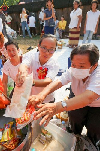 ภาพ No.58757:พิธีตักบาตรพระ ๑,๐๐๐ รูป สมโภชครบรอบ ๘๐๐ ปี พระบรมธาตุเมืองเชลียง ณ วัดพระศรีรัตนมหาธาตุ ราชวรวิหาร  (วัดพระปรางค์) ต.ศรีสัชนาลัย  อ.ศรีสัชนาลัย จ.สุโขทัย วันพฤหัสบดีที่ ๒๕ เมษายน พ.ศ. ๒๕๖๗