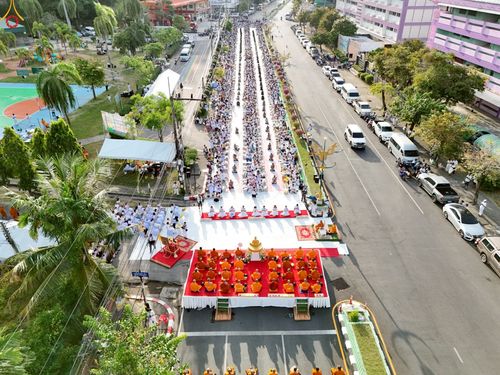 ภาพ No.235217:วันอาทิตย์ที่ 27 กรกฎาคม พ.ศ. 2568 พิธีตักบาตรพระ1,000 รูป ทำบุญเมืองพัทลุง ประธานสงฆ์ พระปริยัติวชิโรดม  เจ้าคณะจังหวัดพัทลุง ประธานฆราวาส นายรัฐศาสตร์ ชิดชู  ผู้ว่าราชการจังหวัดพัทลุง