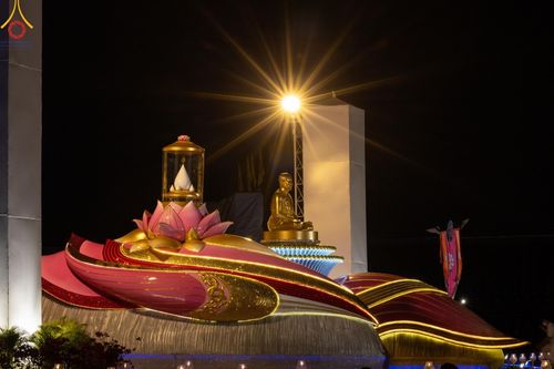 ภาพ No.204571:พิธีจุดประทีปถวายเป็นพุทธบูชา และบูชาธรรมมหาปูชนียาจารย์ ณ วัดพระธรรมกาย ตำบลคลองสาม อำเภอคลองหลวง จังหวัดปทุมธานี ในโครงการธรรมยาตรา กตัญญูบูชา มหาปูชนียาจารย์ พระมงคลเทพมุนี(สด จนฺทสโร) พระผู้ปราบมาร ปีที่ 13 วันที่ 31 มกราคม พ.ศ. 2568