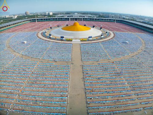 ภาพ No.221625:วันอังคารที่ 22 เมษายน พ.ศ. 2568 ภาพพิธีถวายมหาสังฆทานคณะสงฆ์ 40,000 กว่าวัดทั่วประเทศ เนื่องในวันคุ้มครองโลก ชุดที่ 2 (ปลื้มให้สมการรอคอย) ณ ลานธรรมพระมหาธรรมกายเจดีย์ วัดพระธรรมกาย