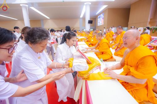 ภาพ No.138866:พิธีถวายกองทุนสนับสนุน การสร้างพระไตรปิฎกฉบับธรรมชัย และอนุรักษ์คัมภีร์ใบลาน น้อมบูชาธรรมหลวงพ่อธัมมชโย 80 ปี ณ ห้องแก้วสารพัดนึก 2 วัดพระธรรมกาย วันเสาร์ที่ 1 มิถุนายน พศ. 2567