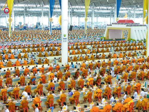 ภาพ No.60010:พิธีเจริญพระพุทธมนต์ "ฉลองอายุวัฒนมงคล 80 ปี หลวงพ่อธัมมชโย" พิธีถวายไทยธรรม คณะสงฆ์ 10,000 กว่าวัดทั่วประเทศ ในวันคุ้มครองโลก วันจันทร์ที่ 22 เมษายน พ.ศ. 2567 ณ สภาธรรมกายสากล วัดพระธรรมกาย จ.ปทุมธานี