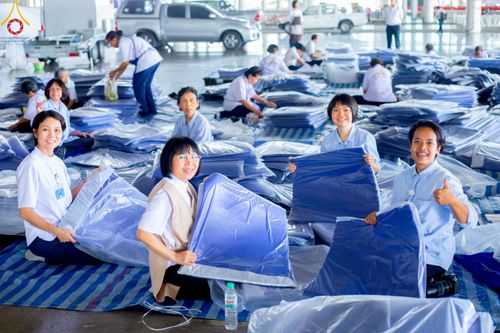 ภาพ No.218521:วันที่ 15 - 18 เมษายน พ.ศ. 2568 การเตรียมภาชนะสำหรับถวายภัตตาหาร , การจัดโต๊ะเก้าอี้ในลานธรรม , การแพ็คพัสดุงานต้อนรับ เพื่องานวันคุ้มครองโลก 22 เมษายน พ.ศ.2568 วัดพระธรรมกาย