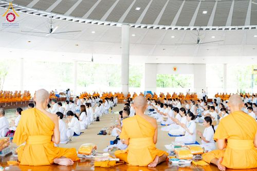 ภาพ No.226593:วันที่ 26 พฤษภาคม พ.ศ. 2568 พิธีบุพเปตพลี ครั้งที่ 164 ร่วมอุทิศบุญแด่หมู่ญาติที่ล่วงลับไปแล้ว และสืบทอดอายุพระพุทธศาสนา ณ หอฉันคุณยายอาจารย์ฯ วัดพระธรรมกาย