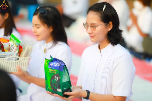 ภาพ No.110309:พิธีตักบาตรพระธรรมยาตราฯ ในโครงการธรรมยาตรากตัญญูบูชา มหาปูชนียาจารย์ พระมงคลเทพมุนี(สด จนฺทสโร) พระผู้ปราบมาร ปีที่ 12 ณ อนุสรณ์สถานลำดับที่ 2 สถานที่ตั้งมโนปณิธานบวชตลอดชีวิต อนุสรณ์สถานบางนางแท่น จ.นครปฐม วันที่ 11 มกราคม พ.ศ. 2567