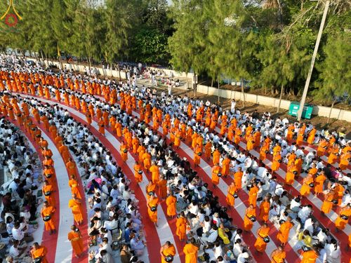 ภาพ No.193022:พิธีตักบาตรพระธรรมยาตรา ณ อนุสรณ์สถานคลองบางนางแท่น อ.สามพราน จ.นครปฐม ในโครงการธรรมยาตรา กตัญญูบูชา มหาปูชนียาจารย์ พระมงคลเทพมุนี(สด จนฺทสโร) พระผู้ปราบมาร อนุสรณ์สถาน 7 แห่ง ปีที่ 13 วันที่ 11 มกราคม พ.ศ.2568