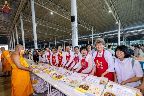 ภาพ No.203738:พิธีถวายภัตตาหารเป็นสังฆทาน แด่พระธรรมยาตรา ณ วัดพระธรรมกาย ตำบลคลองสาม อำเภอคลองหลวง จังหวัดปทุมธานี ในโครงการธรรมยาตรา กตัญญูบูชา มหาปูชนียาจารย์ พระมงคลเทพมุนี(สด จนฺทสโร) พระผู้ปราบมาร อนุสรณ์สถาน 7 แห่ง ปีที่ 13 วันที่ 30 มกราคม พ.ศ. 2568