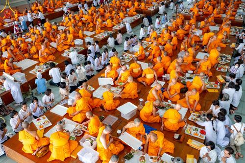 ภาพ No.205747:พิธีสวดพระพุทธมนต์ และถวายภัตตาหารเมนูสวรรค์แด่พระภิกษุ สามเณร วันจันทร์ที่ 3 กุมภาพันธ์ พ.ศ. 2568 ณ หอฉันคุณยายอาจารย์ฯ วัดพระธรรมกาย