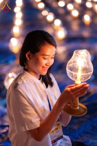 ภาพ No.132408:พิธีจุดโคมประทีปถวายเป็นพุทธบูชา ในโครงการบรรพชา 1,250 รูป ณ แดนประสูติ สวนลุมพินี ประเทศเนปาล วันที่ 17 มีนาคม พ.ศ. 2567