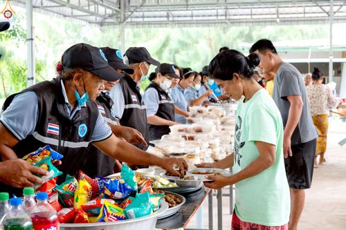 ภาพ No.235463:วันที่ 30-31 กรกฎาคม พ.ศ. 2568 วัดพระธรรมกาย มูลนิธิธรรมกาย ร่วมกับศูนย์ส่งเสริมศีลธรรมจังหวัดสุรินทร์ เปิดศูนย์พักพิงชั่วคราวเพื่อช่วยเหลือประชาชน ผู้อพยพจากเหตุปะทะกันตามแนวชายแดน ไทย-กัมพูชา ตั้งแต่วันที่ 24 กรกฎาคม พ.ศ.2568 เป็นต้นไป