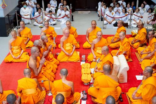 ภาพ No.227765:วันเสาร์ที่ 31 พฤษภาคม พ.ศ.2568 พิธีถวายผ้าไตรแด่สามเณรผู้เข้ารับการอุปสมบท , พิธีอุปสมบทสามเณรเตรียม DCI วัดพระธรรมกาย จ.ปทุมธานี