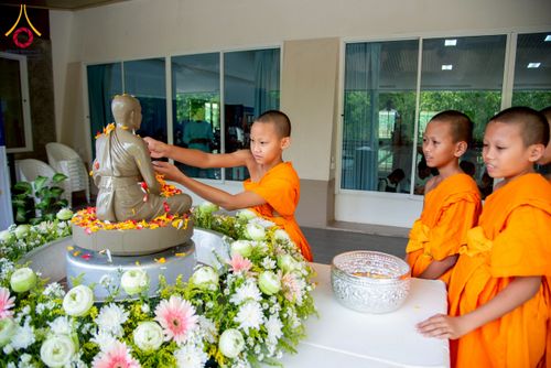 ภาพ No.218116:วันอาทิตย์ที่ 13 เมษายน พ.ศ. 2568 พิธีตักบาตรฉลองสามเณรใหม่ 75 รูป เนื่องในวันสงกรานต์ (โครงการบรรพชาสามเณรฟื้นฟูพระพุทธศาสนาทั่วไทย ประจำปีพุทธศักราช 2568) ณ ศูนย์ปฏิบัติธรรมระยอง(บ้านช่องลม) ตำบลบางบุตร อำเภอบ้านค่าย จังหวัดระยอง