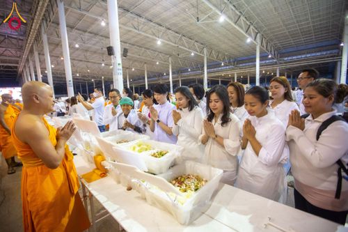 ภาพ No.202749:พิธีถวายภัตตาหารเป็นสังฆทาน แด่พระธรรมยาตรา ณ วัดพระธรรมกาย ตำบลคลองสาม อำเภอคลองหลวง จังหวัดปทุมธานี ในโครงการธรรมยาตรา กตัญญูบูชา มหาปูชนียาจารย์ พระมงคลเทพมุนี(สด จนฺทสโร) พระผู้ปราบมาร อนุสรณ์สถาน 7 แห่ง ปีที่ 13 วันที่ 28 มกราคม พ.ศ. 2568