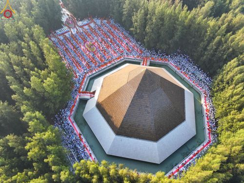 ภาพ No.107441:พิธีตักบาตรพระธรรมยาตราฯ ในโครงการธรรมยาตรากตัญญูบูชา มหาปูชนียาจารย์ พระมงคลเทพมุนี(สด จนฺทสโร) พระผู้ปราบมาร ปีที่ 12 ณ อนุสรณ์สถานมหาวิหารพระมงคลเทพมุนี อ.สองพี่น้อง จ.สุพรรณบุรี วันที่ 7 มกราคม พ.ศ. 2567