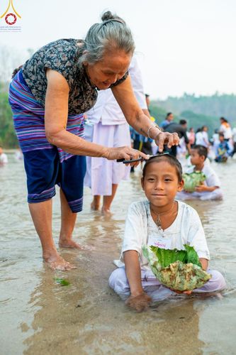 ภาพ No.63340:Photo Story  มหัศจรรย์วัดดงดินแดง Episode 1  พิธีปลงผมนาคธรรมทายาท  ในโครงการบรรพชาอุปสมบทหมู่ ฟื้นฟูพระพุทธศาสนาทั่วไทย วัดดงดินแดง ณ ลำน้ำแม่ตื่น อ.อมก๋อย จ.เชียงใหม่ วันที่ 2 เมษายน พ.ศ. 2567