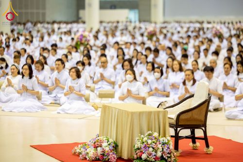 ภาพ No.232084:วันอาทิตย์ที่ 6 กรกฏาคม พ.ศ. 2568 พิธีตักบาตร ข้าวสารอาหารแห้ง  พิธีบูชาข้าวพระ สัมมนาพิเศษราชเหล็ก ณ สภาธรรมกายสากล วัดพระธรรมกาย