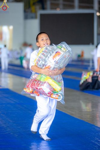 ภาพ No.136629:พิธีตักบาตร พิธีบูชาข้าวพระ ในวันอาทิตย์ต้นเดือนที่ 5 พฤษภาคม พ.ศ. 2567 ณ วัดพระธรรมกาย จ.ปทุมธานี