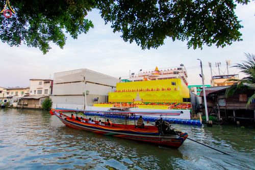 ภาพ No.201636:พิธีจุดประทีปถวายเป็นพุทธบูชา และบูชาธรรมมหาปูชนียาจารย์ ณ อาคารธรรมยาตรา กตัญญูบูชามหาปูชนียาจารย์ ตรงข้ามวัดปากน้ำภาษีเจริญ จ.กรุงเทพมหานคร ในโครงการธรรมยาตรา กตัญญูบูชา มหาปูชนียาจารย์ พระมงคลเทพมุนี(สด จนฺทสโร) พระผู้ปราบมาร อนุสรณ์สถาน 7 แห่ง