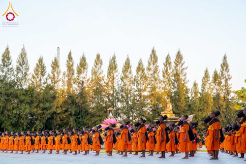 ภาพ No.290671:วันที่ 8 มกราคม พ.ศ. 2569 พระธรรมยาตราปฏิบัติธรรม และถ่ายภาพหมู่ประวัติศาสตร์ ในโครงการธรรมยาตรา กตัญญูบูชามหาปูชนียาจารย์ พระมงคลเทพมุนี(สด จนฺทสโร) พระผู้ปราบมาร อนุสรณ์สถาน 7 แห่ง ปีที่ 14 ณ อนุสรณ์สถานคลองบางนางแท่น อ.สามพราน จ.นครปฐม