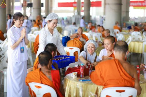 ภาพ No.325932:วันที่ 22 เมษายน พ.ศ.2569(วันคุ้มครองโลก) งานถวายมหาสังฆทาน 40,000 กว่าวัดทั่วประเทศ เจ้าหน้าที่ สาธุชน ร่วมใจจัดเตรียมภัตตาหารเพล (ชุด 2)