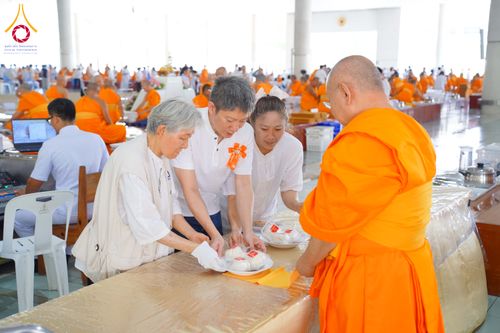 ภาพ No.320692:วันที่ 11 เมษายน พ.ศ.2569 พิธีถวายภัตตาหารเมนูสวรรค์ เพื่อการบรรลุธรรม ณ หอฉันคุณยายอาจารย์ฯ วัดพระธรรมกาย