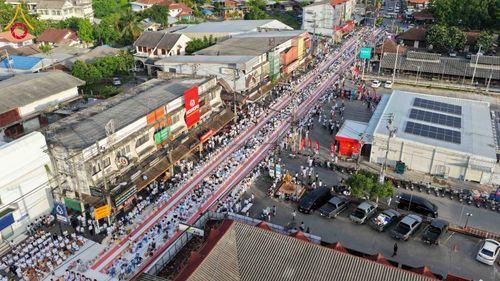 ภาพ No.336859:วันเสาร์ที่ 27 มิถุนายน 2569 พิธีตักบาตรพระ 1,345 รูป  ณ ข่วงสันกำแพง อำเภอสันกำแพง จังหวัดเชียงใหม่