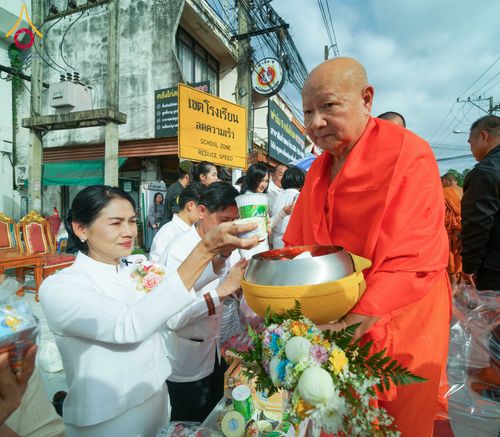 ภาพ No.336898:วันเสาร์ที่ 27 มิถุนายน 2569 พิธีตักบาตรพระ 1,345 รูป  ณ ข่วงสันกำแพง อำเภอสันกำแพง จังหวัดเชียงใหม่
