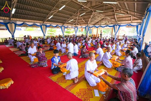 ภาพ No.317684:วันพฤหัสบดีที่ ๒ เมษายน พ.ศ.๒๕๖๙ พิธีบรรพชาสามเณรภาคฤดูร้อน น้อมบูชาธรรมอายุวัฒนมงคล ๘๒ ปี หลวงพ่อธัมมชโย และ ถวายเป็นพระราชกุศลแด่ สมเด็จพระกนิษฐาธิราชเจ้ากรมสมเด็จพระเทพรัตน์ราชสุดาฯ สยามบรมราชกุมารี รุ่นที่ ๑๓ ณ วัดทุ่งเจริญธรรม อำเภออมก๋อย จังหวัดเชี