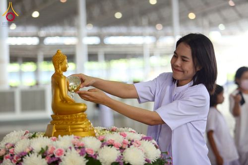 ภาพ No.215233:วันอาทิตย์ต้นเดือนที่ 6 เมษายน พ.ศ. 2568 พิธีตักบาตรข้าวสารอาหารแห้ง ณ บ้านแก้วเรือนทองคุณยาย สภาธรรมกายสากล วัดพระธรรมกาย