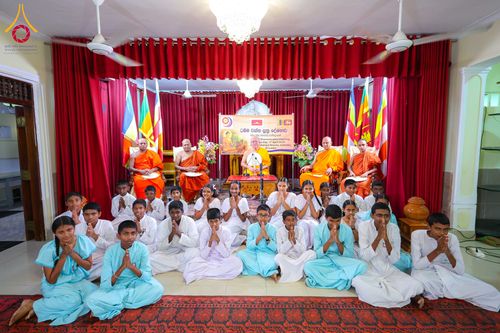 ภาพ No.317799:วันที่ 1 เมษายน พ.ศ. 2569 พิธีสวดธัมมจักกัปปวัตตนสูตรนานาชาติ ในวันพระใหญ่ ขึ้น 15 ค่ำ เดือน 5 (Poya Day)  ณ ศรีธรรมนันทะปิริเวนะ เเละ  วัดวิมลวิหาร นาวละ ประเทศศรีลังกา