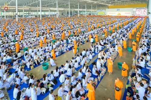 ภาพ No.76773:พิธีตักบาตรข้าวสารอาหารแห้ง  ณ บ้านแก้วเรือนทองคุณยายฯ สภาธรรมกายสากล  วัดพระธรรมกาย จ.ปทุมธานี  ในวันอาทิตย์ต้นเดือนที่ 6 มีนาคม พ.ศ. 2566