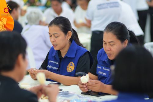 ภาพ No.327466:วันศุกร์ที่ 1 พฤษภาคม พ.ศ. 2569 รวมใจพสกนิกรชาวอำเภอคลองหลวง ประดิษฐ์ดอกไม้จันทน์ เพื่อใช้ในพิธีถวายดอกไม้จันทน์ในงานพระราชพิธีถวายพระเพลิงพระบรมศพ สมเด็จพระนางเจ้าสิริกิติ์ พระบรมราชินีนาถ พระบรมราชชนนีพันปีหลวง ณ วัดพระธรรมกาย