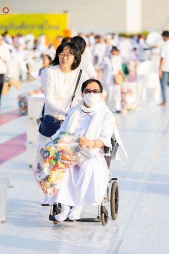 ภาพ No.279936:วันที่ 1 มกราคม พ.ศ.2569 พิธีตักบาตรในวันขึ้นปีใหม่ ณ ลานธรรม วัดพระธรรมกาย