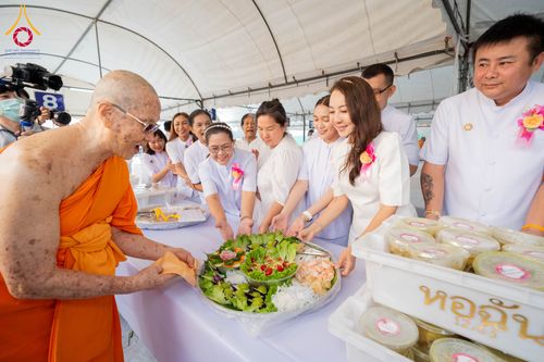 ภาพ No.297962:วันที่ 19 มกราคม พ.ศ. 2569 พิธีถวายภัตตาหารเป็นสังฆทาน แด่พระธรรมยาตรา ณ อนุสรณ์สถานบางปลา วัดบางปลา อำเภอบางเลน จังหวัดนครปฐม ในโครงการธรรมยาตรา กตัญญูบูชา มหาปูชนียาจารย์ พระมงคลเทพมุนี(สด จนฺทสโร) พระผู้ปราบมาร อนุสรณ์สถาน 7 แห่ง ปีที่ 14