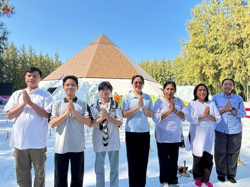 ภาพ No.300509:ภาพเบื้องหลังอาสาสมัครรวมใจ ชุดที่ 3 ในโครงการธรรมยาตรา กตัญญูบูชา มหาปูชนียาจารย์ พระมงคลเทพมุนี(สด จนฺทสโร) พระผู้ปราบมาร อนุสรณ์สถาน 7 แห่ง ปีที่ 14