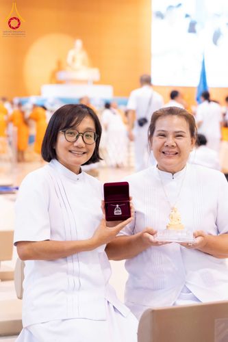 ภาพ No.338134:วันอาทิตย์ต้นเดือน 5 กรกฎาคม พ.ศ.2569 สัมมนาพิเศษ พิธีมอบพระของขวัญ ณ ห้องแก้วสารพัด1 วัดพระธรรมกาย