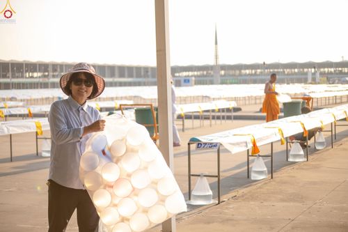 ภาพ No.321251:วันที่ 10-11 เมษายน พ.ศ.2569 การเตรียมกล่องไทยธรรม และการติดผ้ารับประเคน เพื่องานถวายมหาสังฆทาน 40,000 กว่าวัดทั่วประเทศ วันคุ้มครองโลก 22 เมษายน พ.ศ.2569 วัดพระธรรมกาย