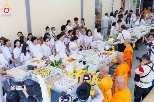 ภาพ No.295862:วันที่ 17 มกราคม พ.ศ. 2569 พิธีถวายภัตตาหารเป็นสังฆทาน แด่พระธรรมยาตรา ณ วัดโบสถ์บน ต.บางคูเวียง จ.นนทบุรี อนุสรณ์สถานลำดับที่ 4 สถานที่เกิดด้วยกายธรรม ในโครงการธรรมยาตรา กตัญญูบูชา มหาปูชนียาจารย์ พระมงคลเทพมุนี(สด จนฺทสโร) พระผู้ปราบมาร อนุสรณ์สถาน 7 แ