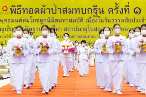 ภาพ No.86359:วันธรรมชัย ปีที่ 55 พิธีทอดผ้าป่ากฐินสมทบครั้งที่1, พิธีเจริญพุทธมนต์ ลูกนิมิตมหาสมบัติฯ พิธีจุดประทีป,พิธีฉลองชัยสวดมนต์บทธัมมจักกัปปวัตนสูตร วันอาทิตย์ที่ 27 สิงหาคม พ.ศ.2566 ณ สภาธรรมกายสากล / มหารัตนวิหารคด วัดพระธรรมกาย