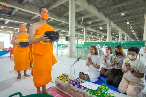 ภาพ No.82896:พิธีตักบาตรฉลองพระบวชใหม่  โครงการธรรมทายาทอุปสมบทหมู่อุดมศึกษา  รุ่นที่50 ภาคฤดูฝน วันเสาร์ที่ 24 มิถุนายน พ.ศ.2566 ณ มหารัตนวิหารคด คอร์ 6 วัดพระธรรมกาย