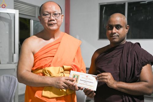 ภาพ No.278892:วันที่ 1 พฤศจิกายน  2568 กฐินสมทบวัดต่างประเทศ โดยคณะศิษยานุศิษย์ บูชาธรรม 81 ปี หลวงพ่อธัมมชโย กฐินช้างศรีลังกา  ณ วัดสุวรรณวิหาร เขตอาวิซาเวรี ประเทศศรีลังกา