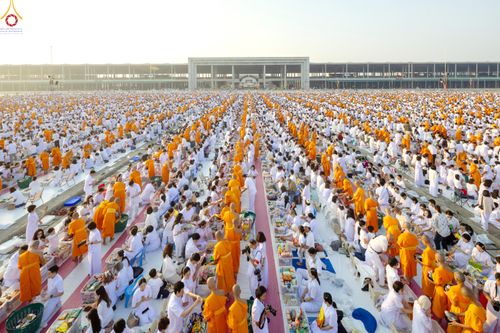 ภาพ No.279901:วันที่ 1 มกราคม พ.ศ.2569 พิธีตักบาตรในวันขึ้นปีใหม่ ณ ลานธรรม วัดพระธรรมกาย