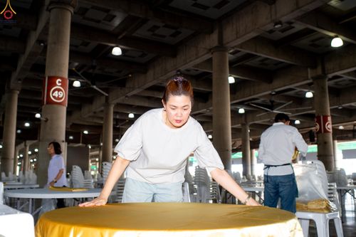 ภาพ No.322313:วันที่ 15 เมษายน พ.ศ.2569 การเตรียมงาน เช็ดโต๊ะ เก้าอี้ ปูผ้าโต๊ะฉัน เพื่องานถวายมหาสังฆทาน 40,000 กว่าวัดทั่วประเทศ วันคุ้มครองโลก 22 เมษายน พ.ศ.2569 วัดพระธรรมกาย