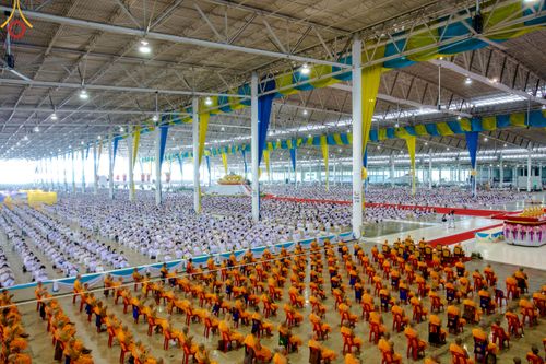 ภาพ No.78890:พิธีตักบาตร ข้าวสารอาหารแห้ง พิธีบูชาข้าวพระ ในวันอาทิตย์ต้นเดือนที่ 2 เมษายน พ.ศ. 2566