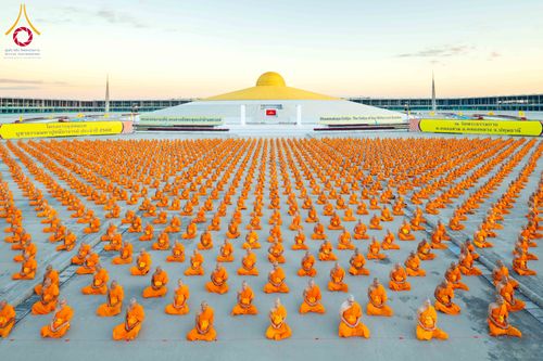 ภาพ No.285205:วันจันทร์ที่ 15 ธันวาคม พ.ศ.2568  บันทึกภาพหมู่ประวัติศาสตร์ โครงการบรรพชาอุปสมบทหมู่  รุ่นบูชาธรรมมหาปูชนียาจารย์ ประจำปี 2568 ณ ลานธรรมมหาธรรมกายเจดีย์ วัดพระธรรมกาย