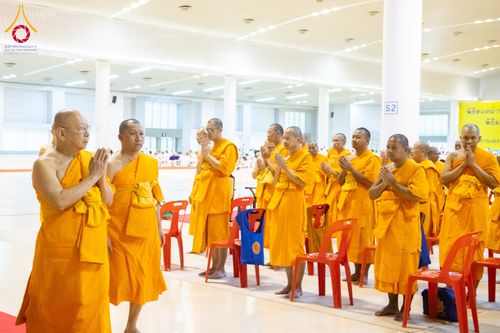 ภาพ No.284956:วันอาทิตย์ที่ 14 ธันวาคม พ.ศ.2568  พิธีปฏิบัติธรรม พิธีถวายภัตตาหารเป็นสังฆทาน พิธีมอบต้นสมบัติจักรพรรดิ ถวายแด่เจ้าอาวาสและประธานสงฆ์ 236 ศูนย์ส่งเสริมศีลธรรมทั่วโลก ณ สภาธรรมกายสากล วัดพระธรรมกาย