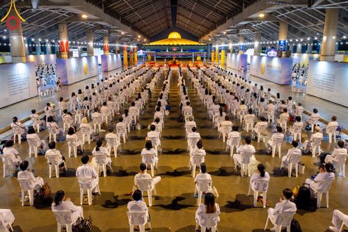 ภาพ No.86491:วันธรรมชัย ปีที่ 55 พิธีทอดผ้าป่ากฐินสมทบครั้งที่1, พิธีเจริญพุทธมนต์ ลูกนิมิตมหาสมบัติฯ พิธีจุดประทีป,พิธีฉลองชัยสวดมนต์บทธัมมจักกัปปวัตนสูตร วันอาทิตย์ที่ 27 สิงหาคม พ.ศ.2566 ณ สภาธรรมกายสากล / มหารัตนวิหารคด วัดพระธรรมกาย