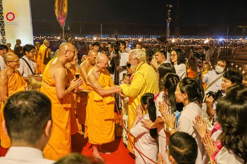 ภาพ No.312470:วันอังคารที่ 3 มีนาคม พ.ศ.2569 พิธีเวียนประทักษิณและจุดมาฆประทีป (ภาพชุดที่ 2) ณ ลานธรรมพระมหาธรรมกายเจดีย์ วัดพระธรรมกาย